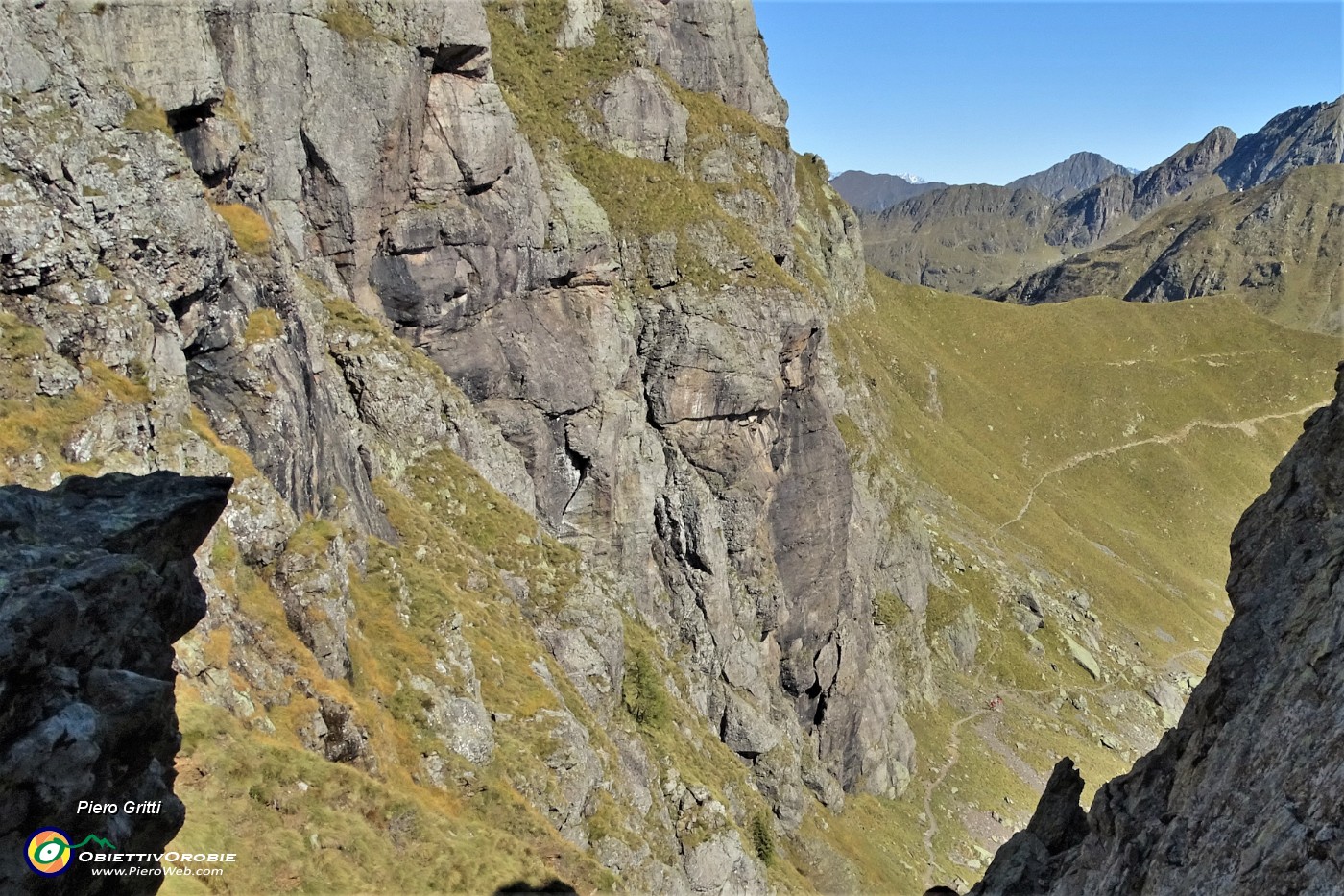 27 Fuori dal canalino in ombra con la prima comparsa di ghiaccio in alcuni pochi passaggi per fortuna.JPG